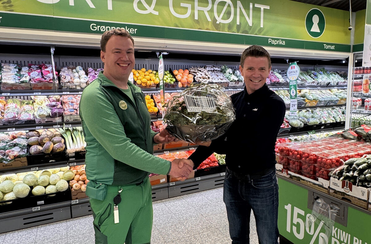 Butikksjef Erik Raae gratuleres av AKAs prosjektansvarlig Even G. Skistad.