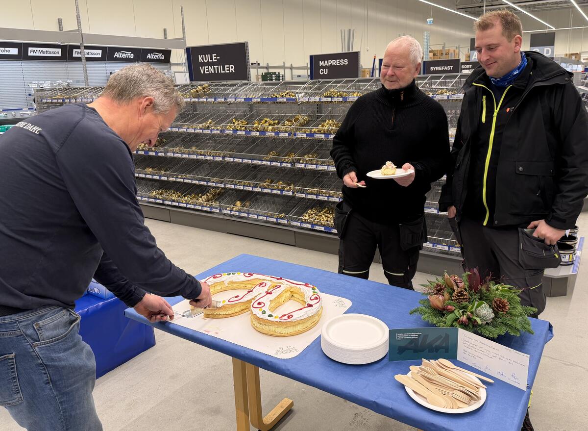 Plassjef og selger VVS hos Brødrene Dahl Hønefoss Lars Torp Andersen feiret nyåpningen med å servere Ringerikskringle til to heldige kunder fra Hole kommune.