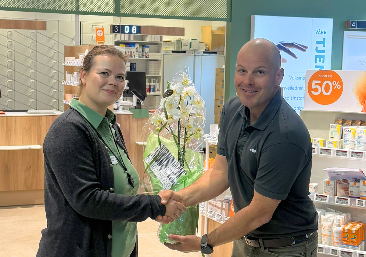 Butikksjef i Vitusapotek Veronica With Andreassen gratuleres av AKAs driftsansvarlig Rolv Eriksrud.