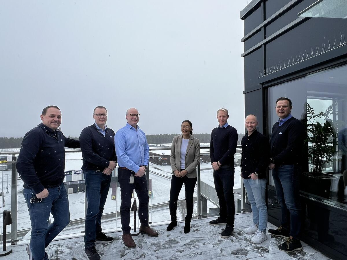 Byggekontrakten ble signert på Hønefoss denne uken. Fra venstre: Odd Ivar Sæta, Morten Kristiansen, Rolf Hammerengen og Jane K. Gravbråten (alle fra AKA). Ole Einar Rongved, Svenn Are Fuglset og Johan Kolsrud fra ØMF Asker Ringerike. 