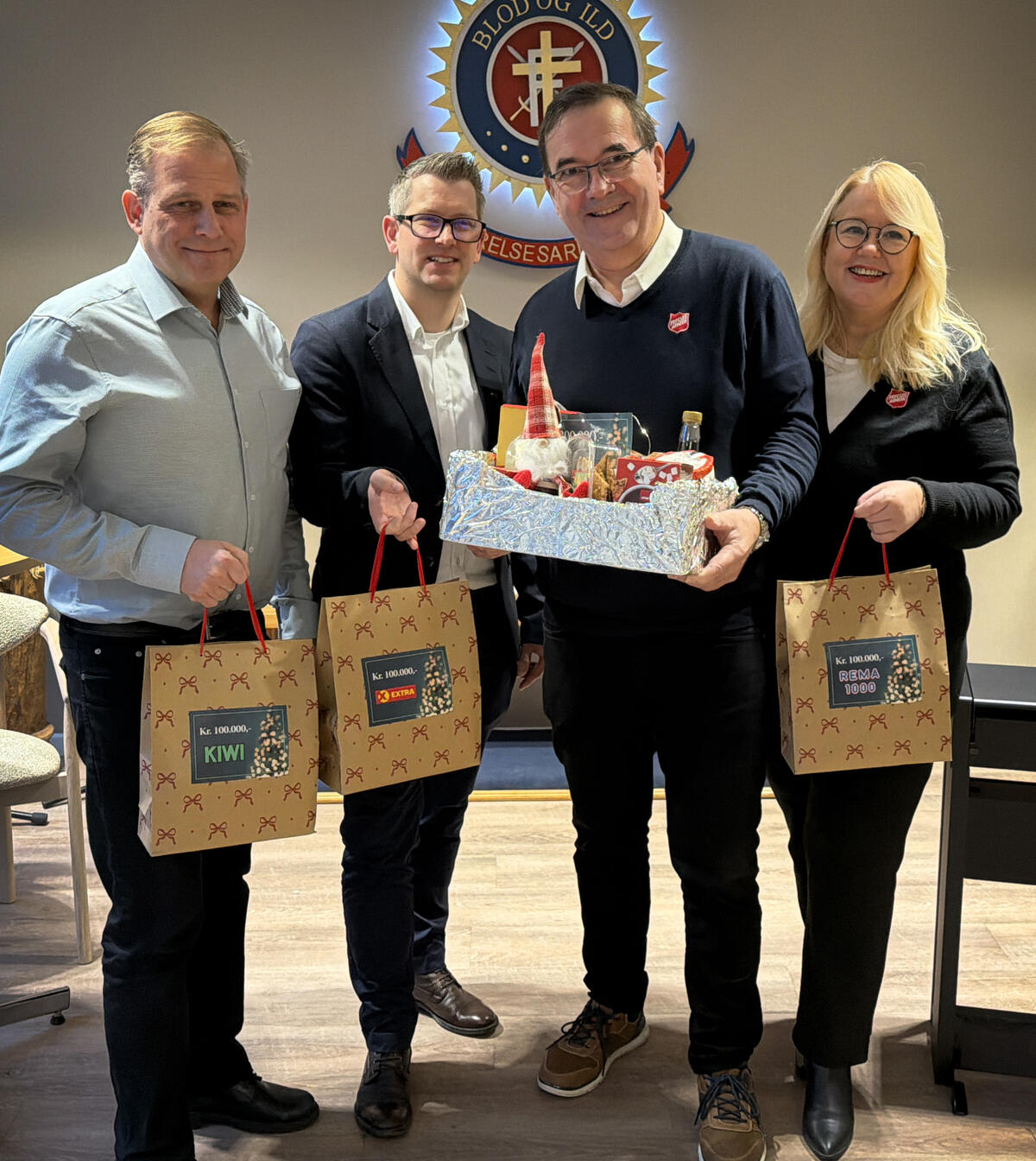 Fra venstre: Eiendomssjef Tormod Syvertsen og forvaltningssjef Hans Arne Sørli fra AKA, Helge og Bodil Østergreen fra Frelsesarmeen Hønefoss.