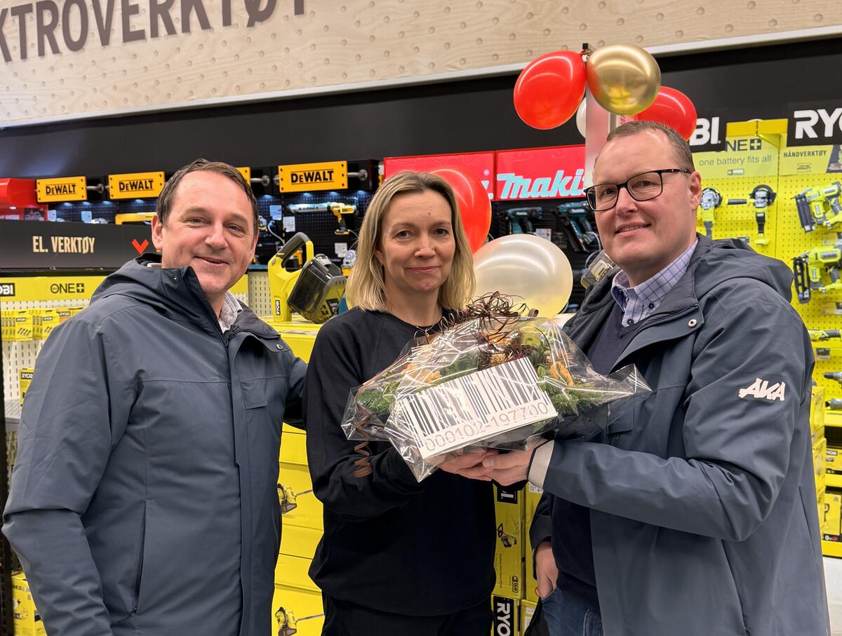 AKAs prosjektansvarlig Odd Ivar Sæta og prosjektsjef Morten Kristiansen gratulerer daglig leder Elisabeth Evensen i Montér med ny butikk.