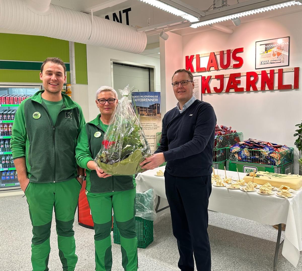 AKAs prosjektsjef Morten Kristiansen gratulerer butikksjef Ole Simonsen Kjærnli og innehaver  Elin Simonsen på åpningsdagen.