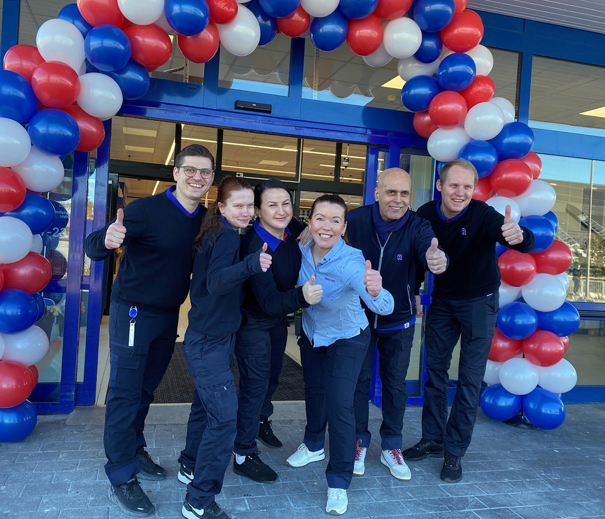 Kjøpmann Solfrid Wibe (lys blå skjorte) og gjengen ved REMA 1000 Dikeveien feiret nyåpning torsdag 9. mars.