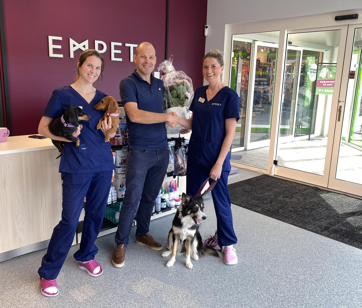 AKAs driftsansvarlig Rolv Eriksrud gratulerer veterinær Ilona Tunbridge-Hustak (t.v.) og assistent Kathrine Lund Pettersen med åpningen i AKAs lokaler på Åssiden i Drammen.