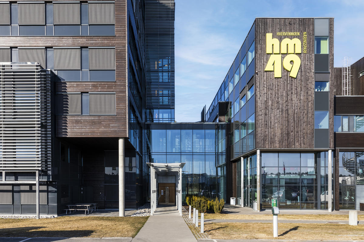 AKA selger en seksjon til Ringbo, som nå eier 1. og 2. etasje sør, til venstre for hovedinngangen.