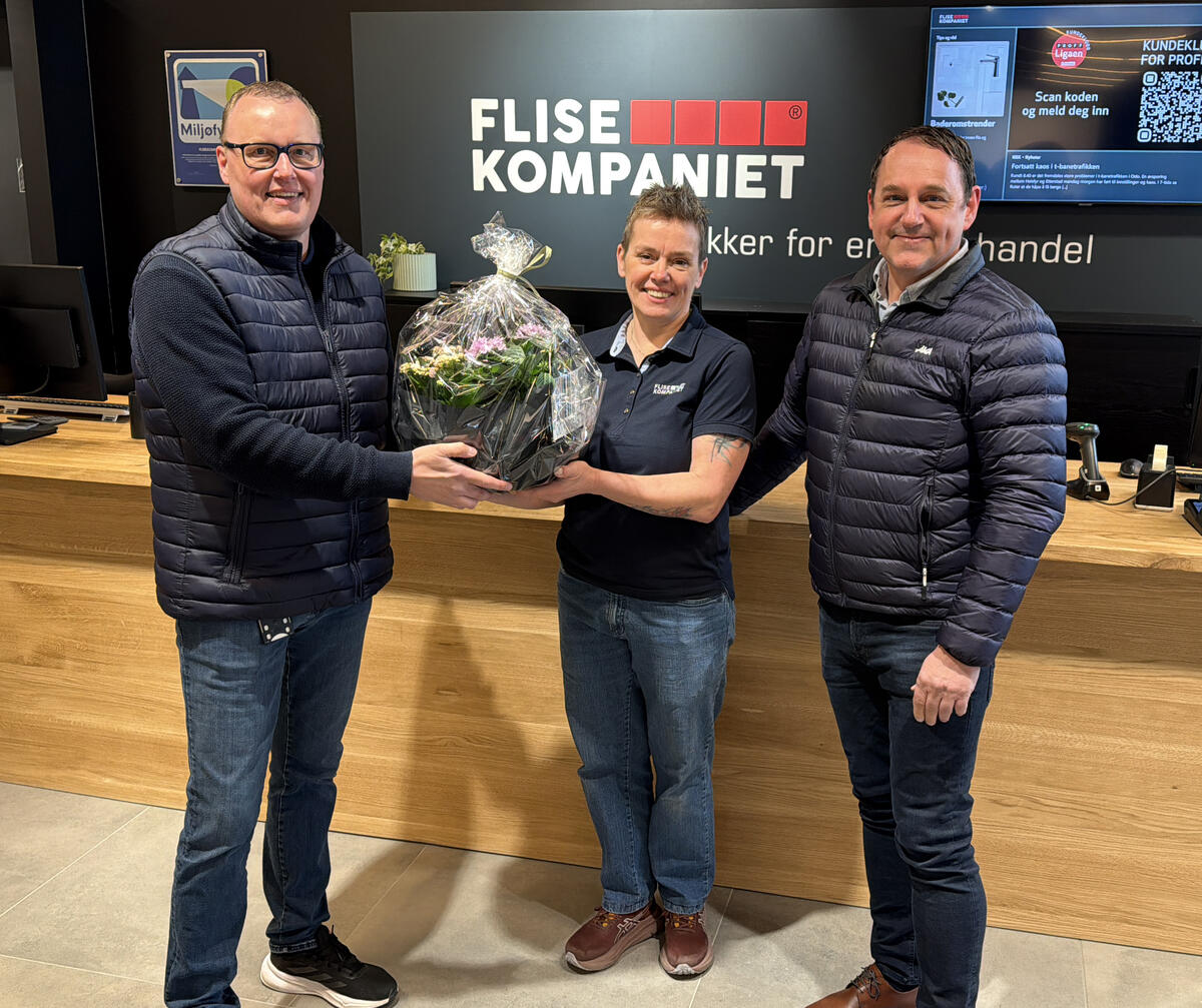 F.v. AKAs prosjektsjef Morten Kristiansen, butikksjef i Flisekompaniet Hønefoss Trude Iren Bergheim og AKAs prosjektansvarlig Odd Ivar Sæta.