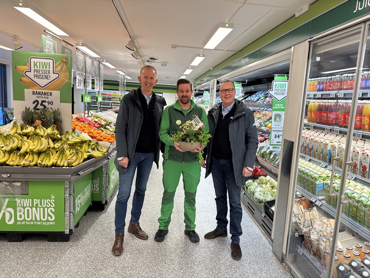AKAs driftsansvarlig Geir Bratlund og prosjektsjef Morten Kristiansen gratulerer butikksjef Anders Rosenlund med nyåpning av KIWI Stavsjø.