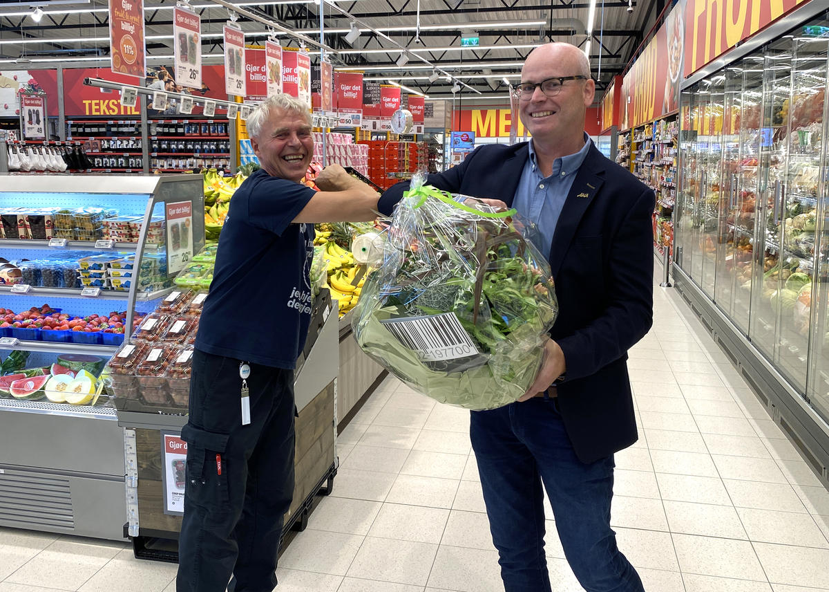 Butikksjef Terje Olsen gratuleres av AKAs driftsdirektør Rolf Hammerengen.