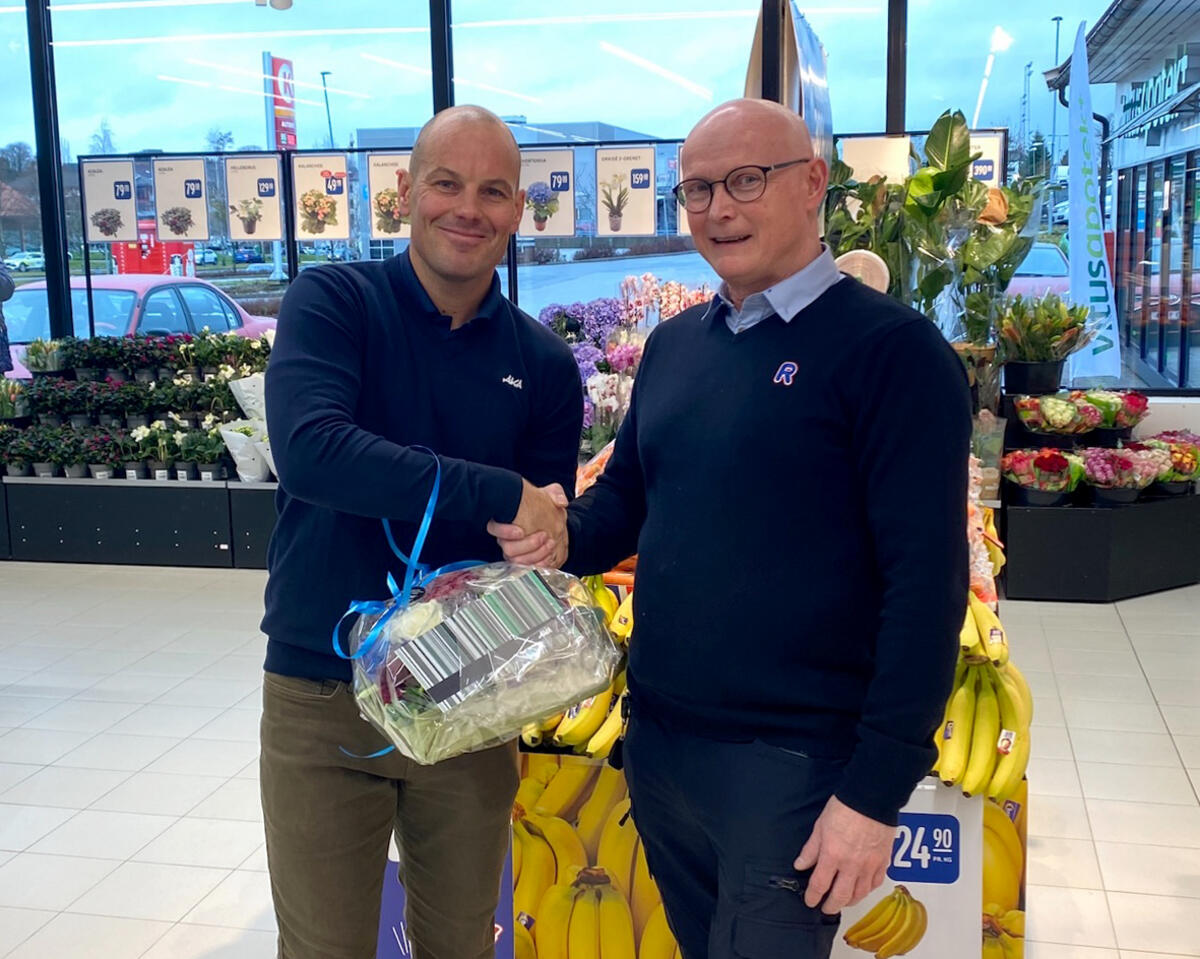 AKAs driftsansvarlig, Rolv Eriksrud, gratulerer kjøpmann Frode Pettersen med oppgraderingen.