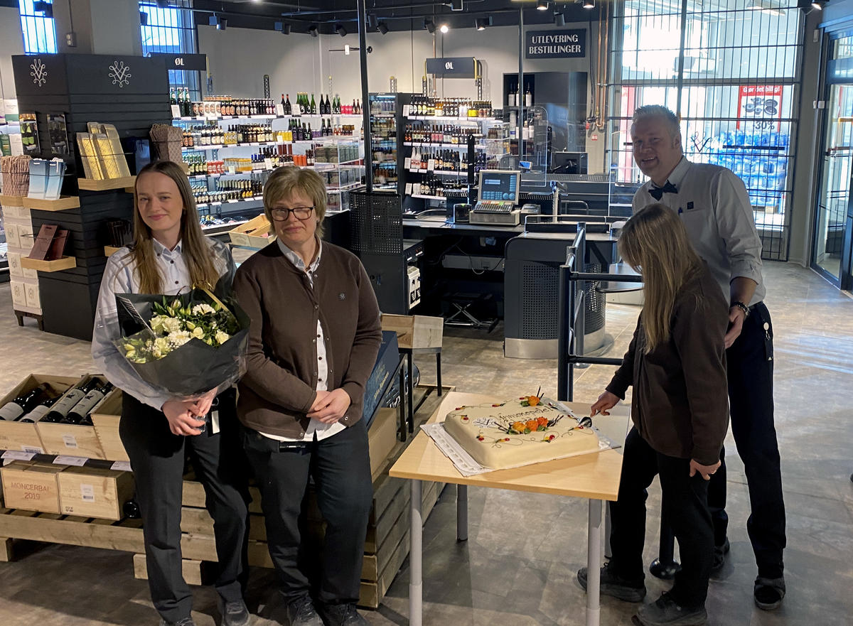 Fornøyde ansatte. Henriette Larsen, Gunnhild Dyrland og Kari Elvira Vendingen, sammen med butikksjef Tom Erik Smørgrav.