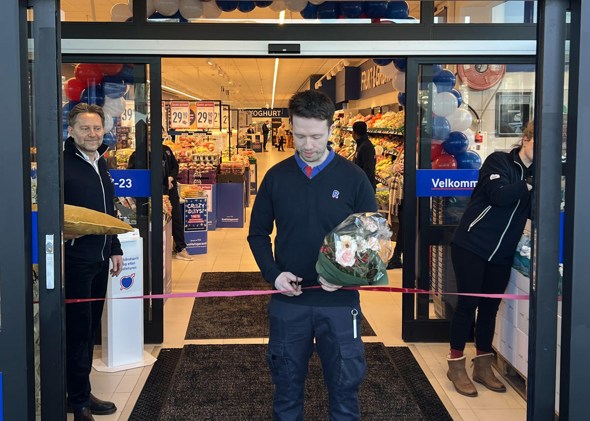 Kjøpmann Yunus Bastas klippet snoren til sin «nye» butikk i Mjøndalen.