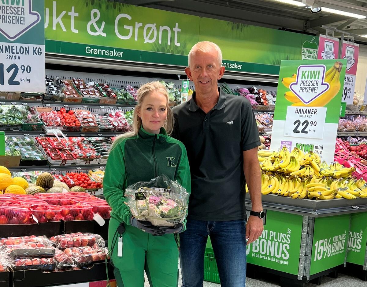 AKAs driftsansvarlig, Geir Bratlund, gratulerer butikksjef Merethe Hammer med reåpning av nye KIWI Sokna.