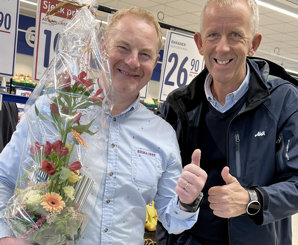 AKAs driftsansvarlig Geir Bratlund gratulerte REMA 1000 Sørsia og kjøpmann Sveinung Green med nyåpningen torsdag formiddag.